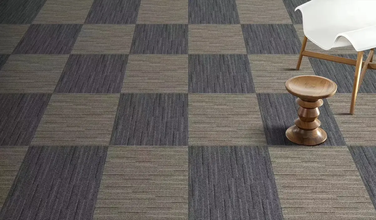Alfombra modular instalada en una oficina corporativa