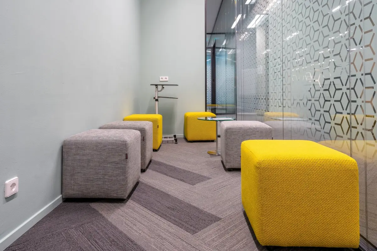 Alfombra modular en una oficina de diseño moderno