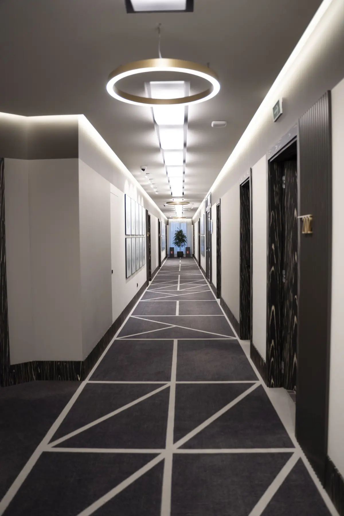 Alfombra modular en el pasillo de un hotel