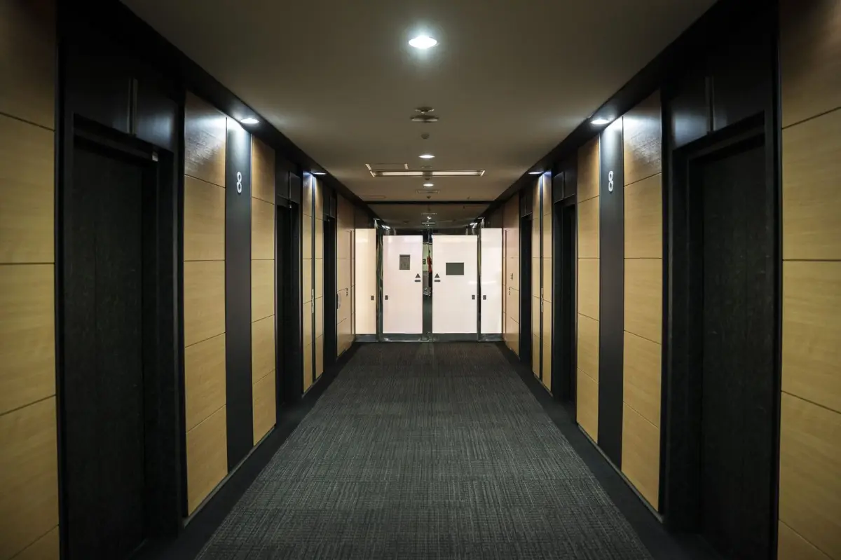 Pasillo de hotel con alfombra de alto tráfico