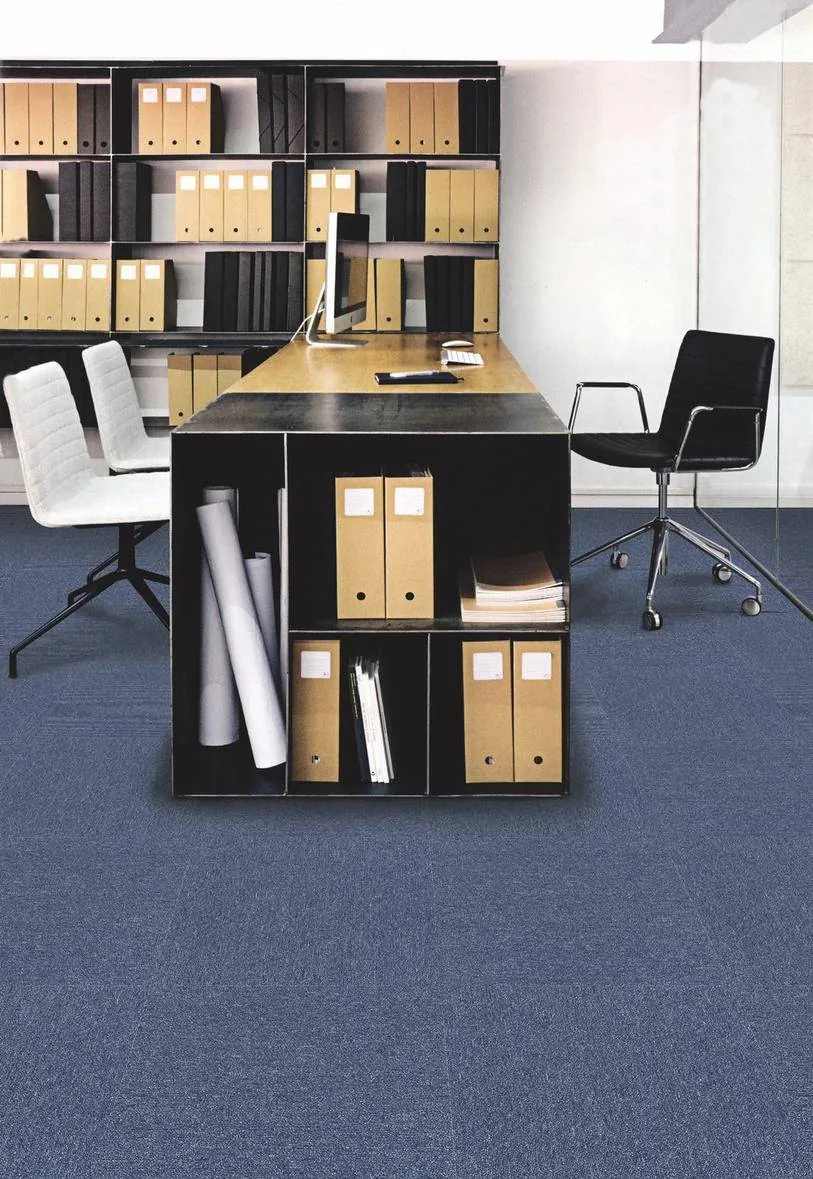 Alfombra modular Forest 100-02 en olefina de 475 g/m², en oficina