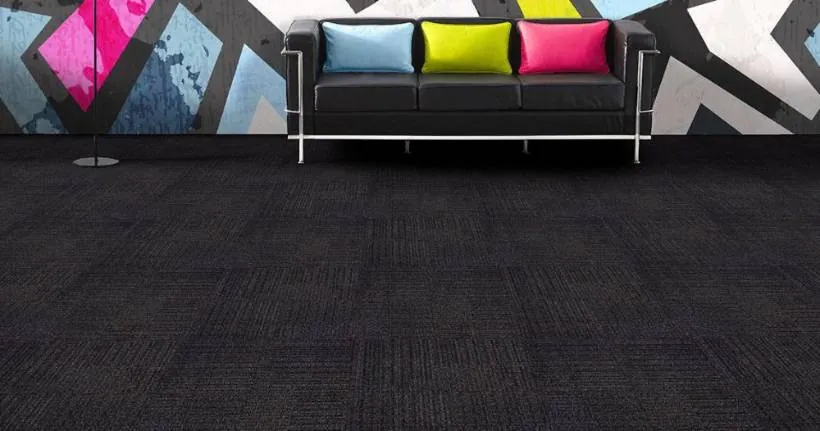 Alfombra modular Moonson 549, 100% nylon de 600 g/m², en oficina corporativa