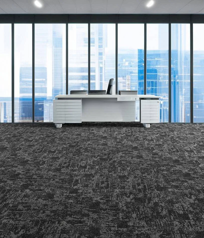 Alfombra modular On the Rocks 779, 100% nylon con backing Stableshield, instalada en oficina