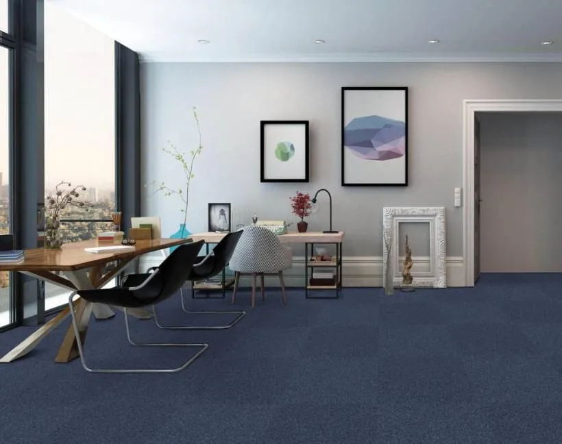 Alfombra modular Romeo 559 en formato 50 cm × 1 m, 100% nylon, en un pasillo