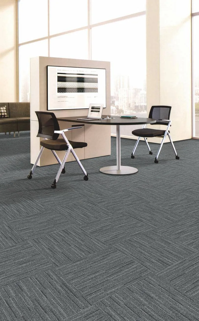 Alfombra modular Sonic 08 en olefina con backing bitumen, en área administrativa