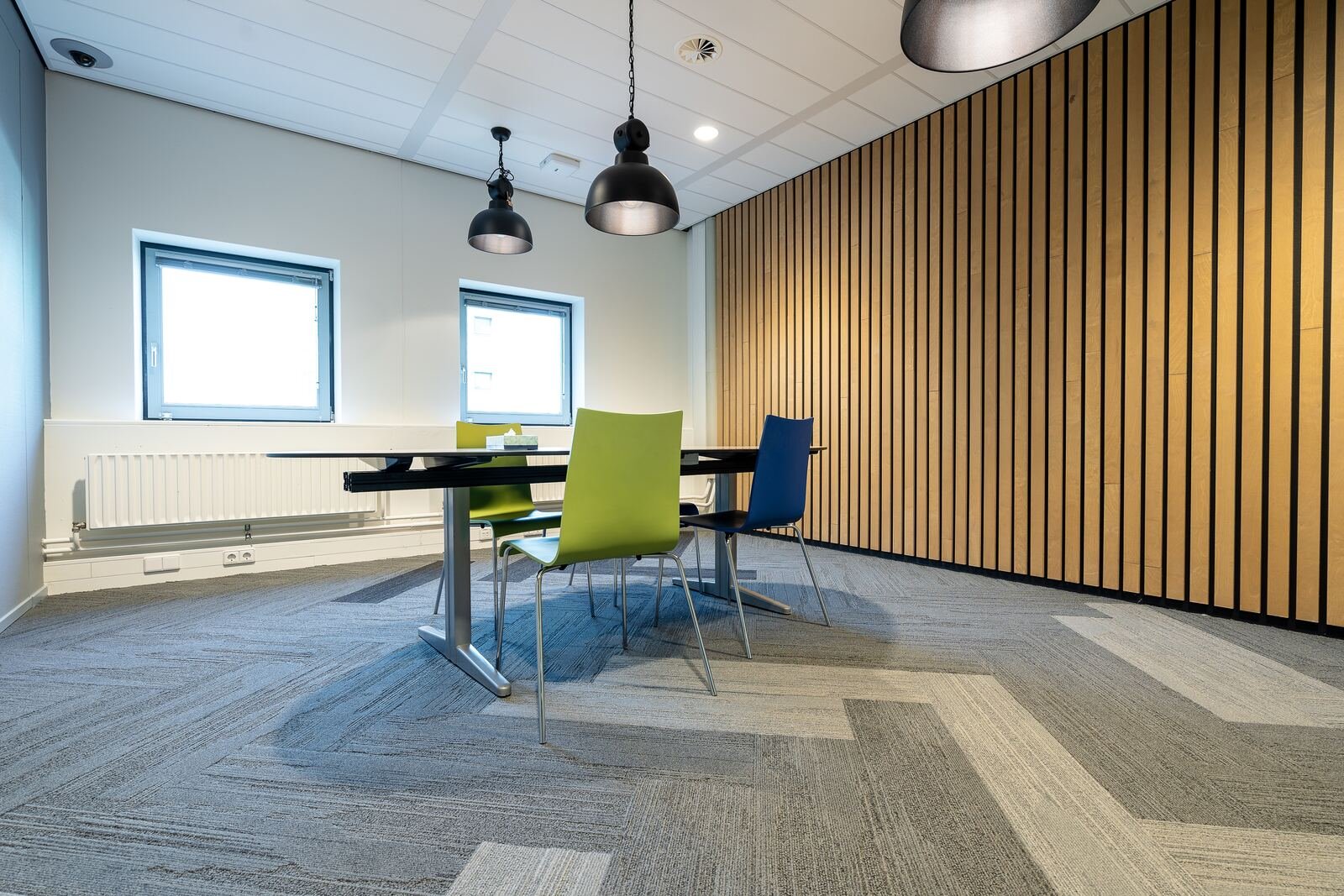 Sala de juntas con alfombra modular gris instalada