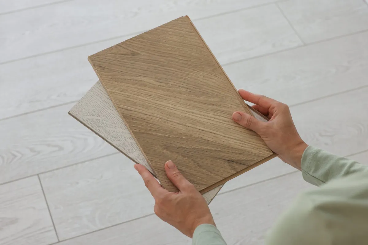 Muestras de piso vinílico en tableta para elegir color y acabado según el proyecto