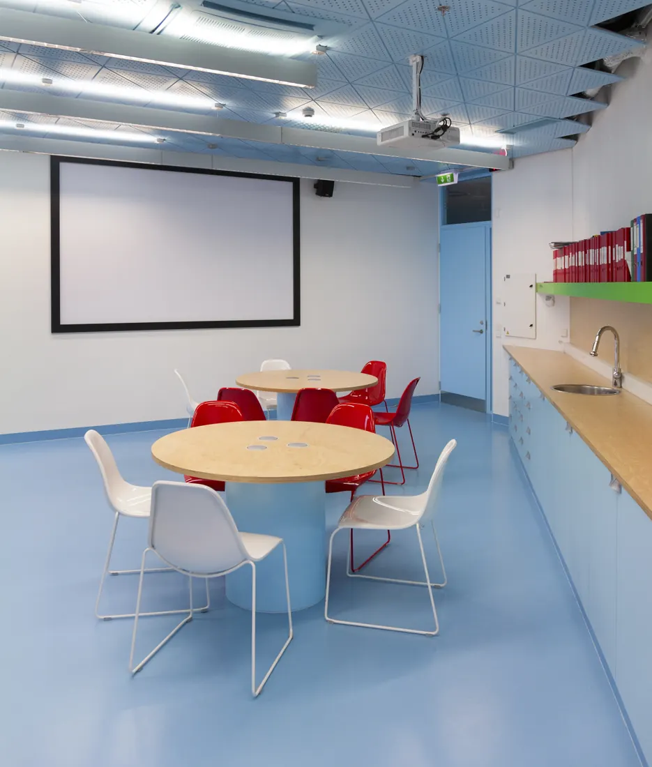 Aula con piso vinílico en rollo azul