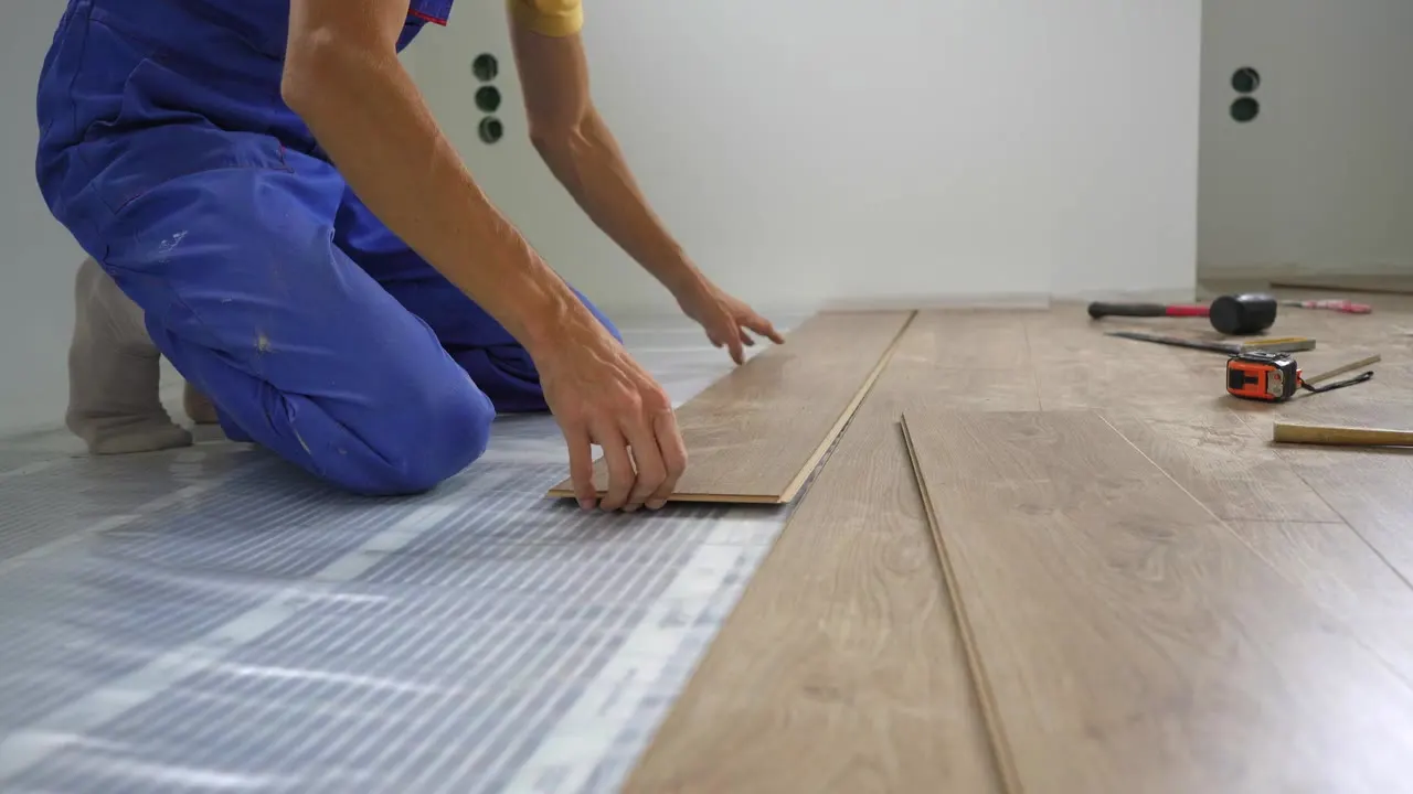 Instalador colocando piso vinílico en tableta tipo click