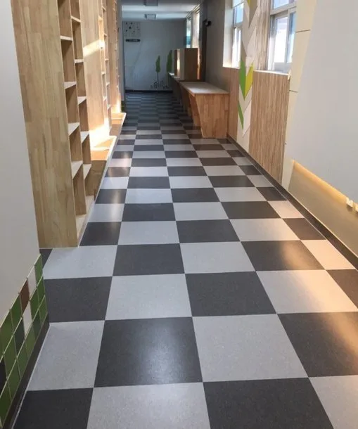 Tableta vinílica homogénea VCT en blanco y negro para alto tráfico