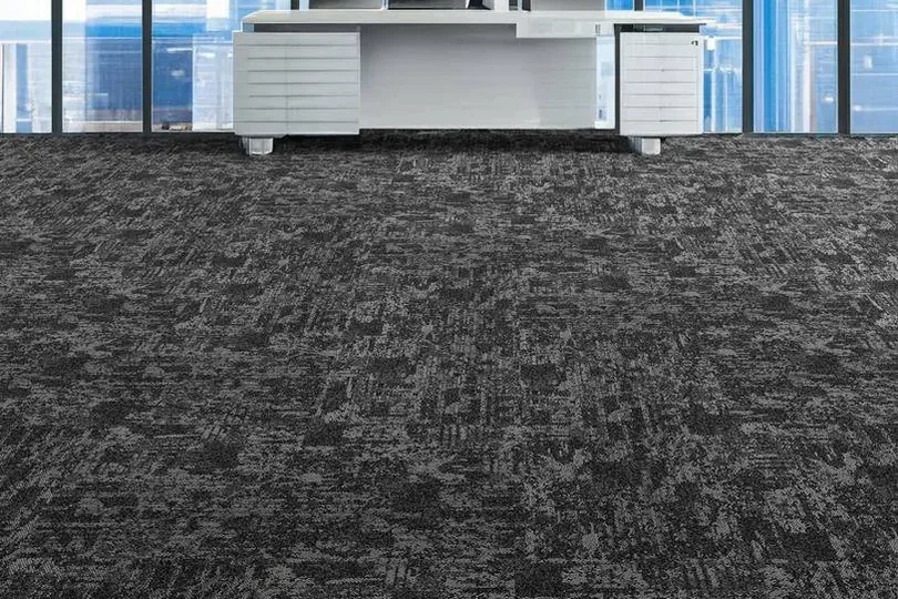 Alfombra modular On the Rocks 779 en nylon instalada en una oficina