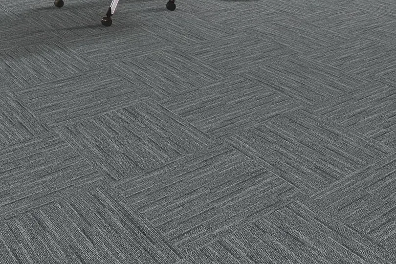 Alfombra modular Sonic 08 en olefina instalada en un área de trabajo